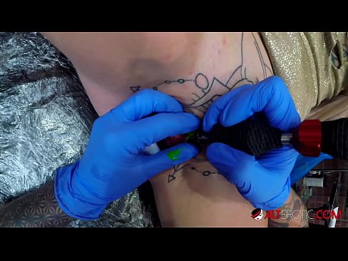 ❤️ Ekstremt tatovert hottie Sully Savage tok en tatovering på klitoris ❤❌ Sexvideo hos oss ❌